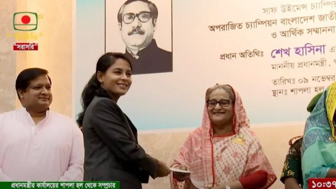 নারী ফুটবল দলকে প্রধানমন্ত্রীর সংবর্ধনা