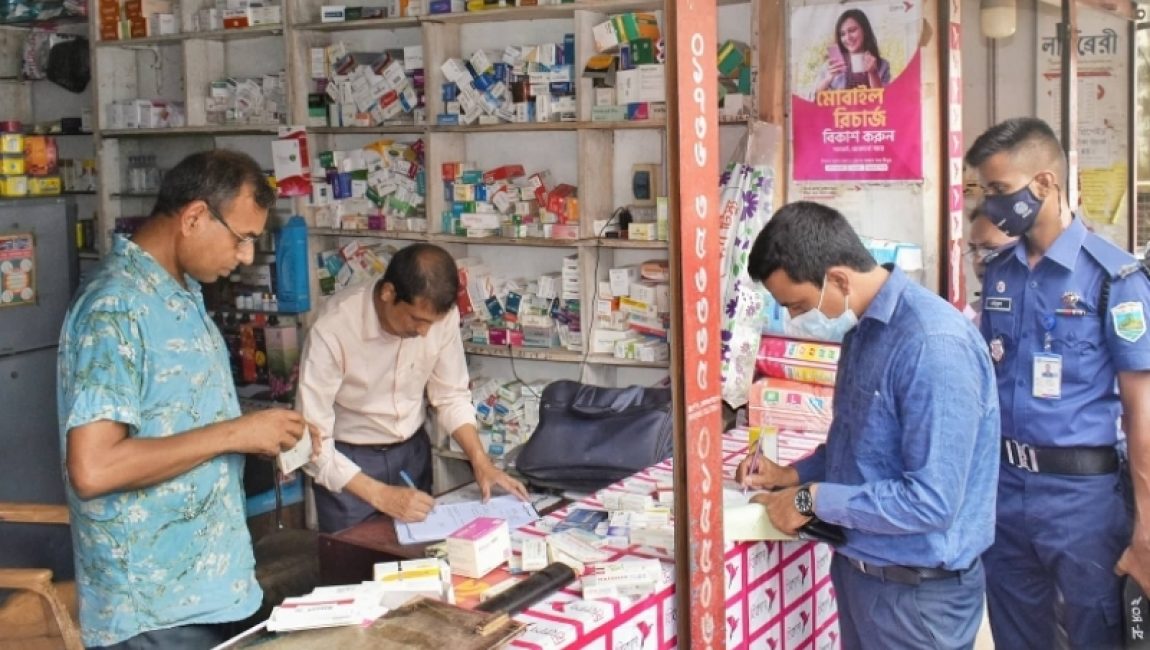 বগুড়ায় মেয়াদোত্তীর্ণ ওষুধ রাখার দায়ে ৪ ফার্মেসীকে জরিমানা