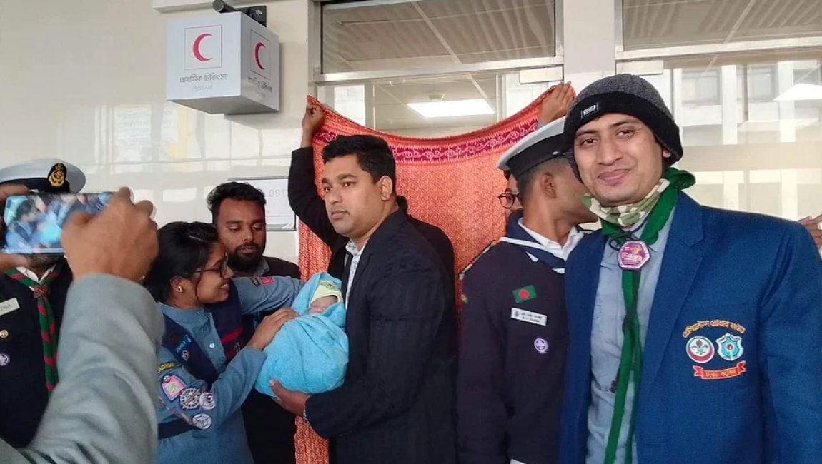 মেট্রোরেলে জন্ম নিল ফুটফুটে শিশু